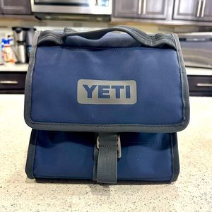 Yeti Day Trip Lunch Bag Cooler: Navy.